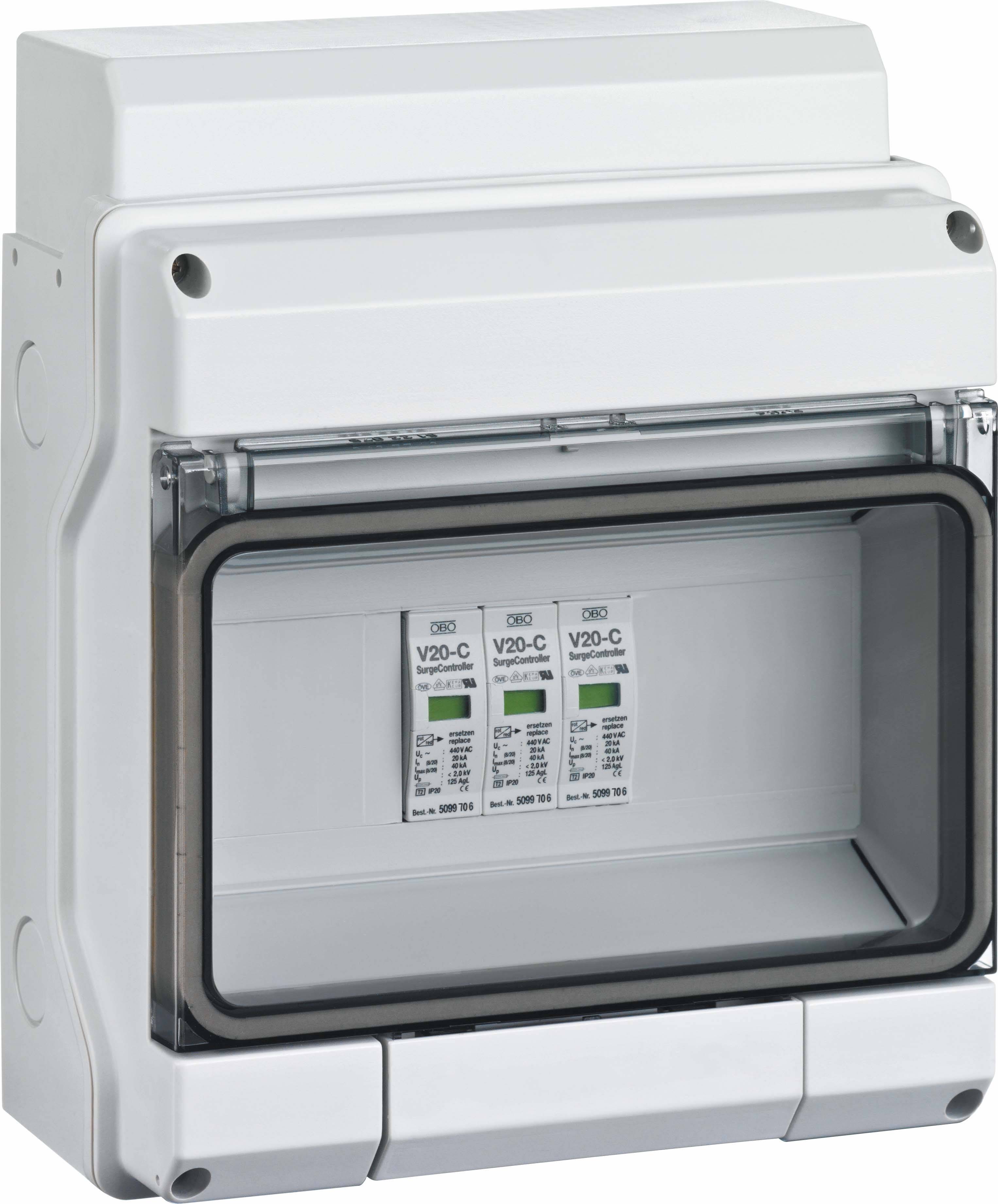 Quadro elettrico bianco con coperchio trasparente, all'interno del quale sono visibili tre interruttori magnetotermici; utilizzato per la distribuzione di energia elettrica.