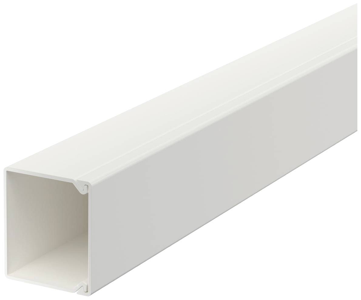 Un canale portacavi bianco in plastica con sezione quadrata, aperto sul lato destro. Ideale per l'organizzazione dei cavi.
