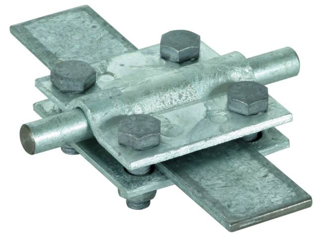 Un nodo di connessione zincato con quattro viti che fissa due barre piatte metalliche a una barra rotonda trasversale.