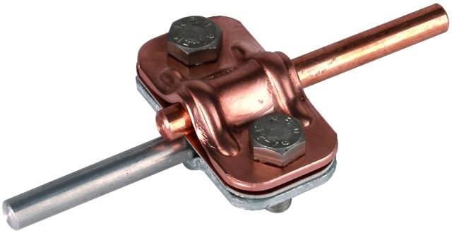 Una morsettiera in rame collega due barre metalliche, fissate con viti. Applicazione nell'installazione elettrica.