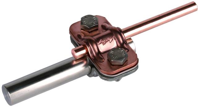 Un connettore per tubi di rame con due bulloni metallici collega due tubi di rame.