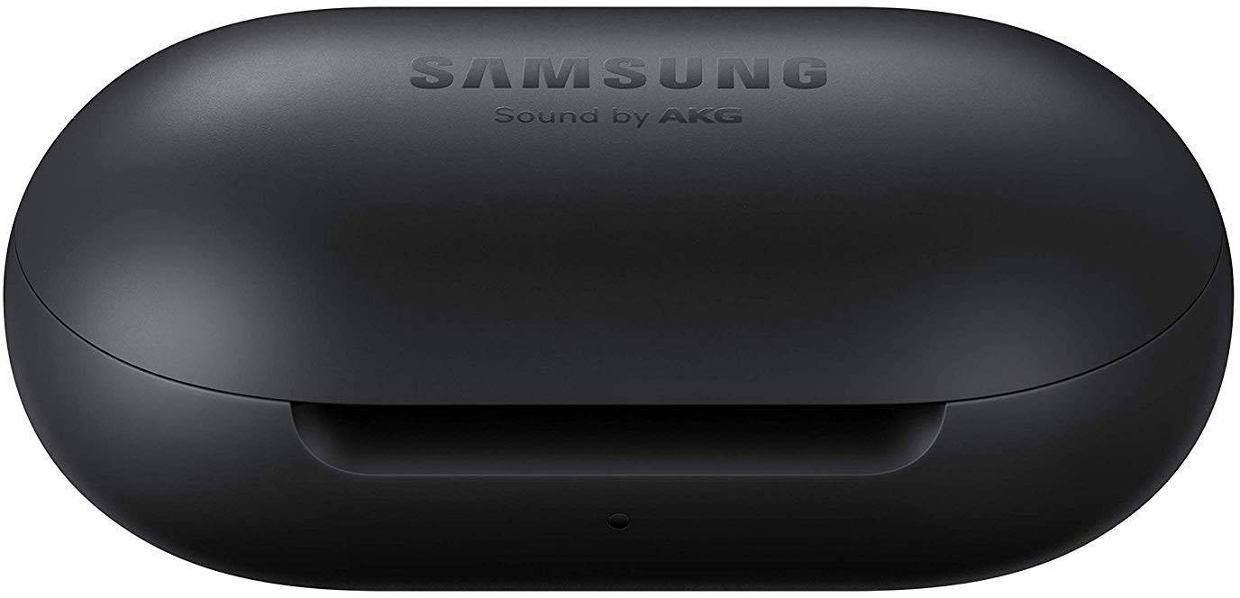 Un custodia di ricarica nera Samsung, decorata con la scritta 'Sound by AKG'.