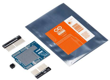 Scheda Arduino Proto Shield e componenti davanti a un sacchetto antistatico.