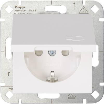 Presa elettrica bianca con contatto di terra, coperchio ribaltabile e marchio 'Kopp'. È adatta per interni e offre protezione aggiuntiva.