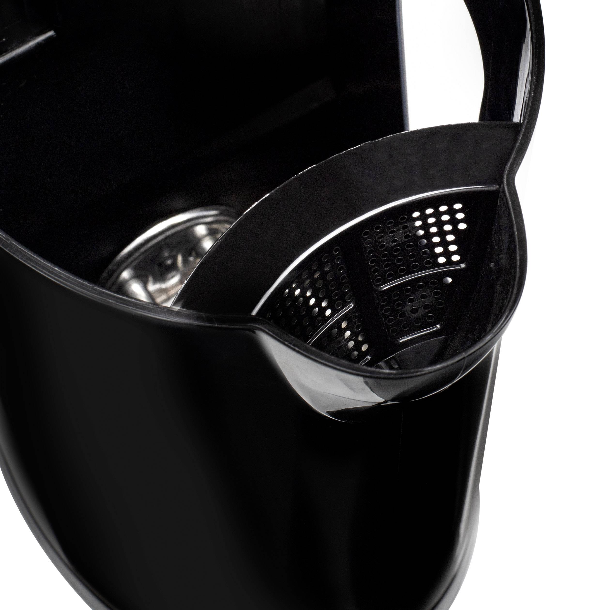 Un bollitore nero con il coperchio aperto e un setaccio metallico visibile nell'imboccatura.