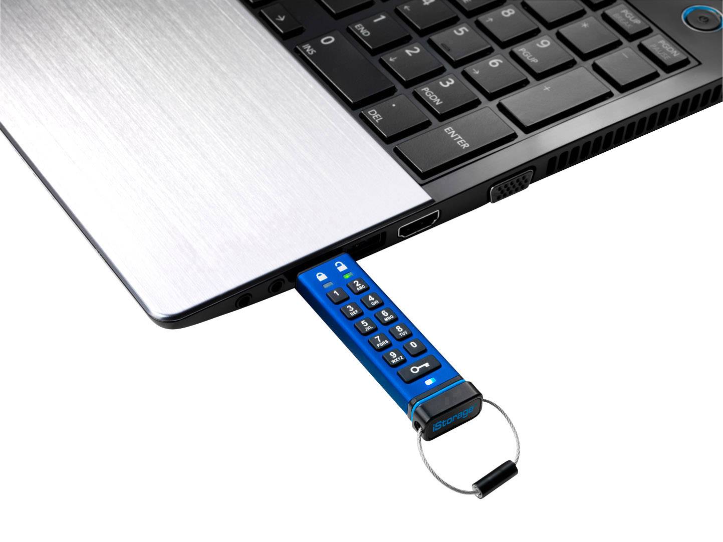 Una chiavetta USB con tastierino numerico è inserita in un laptop.