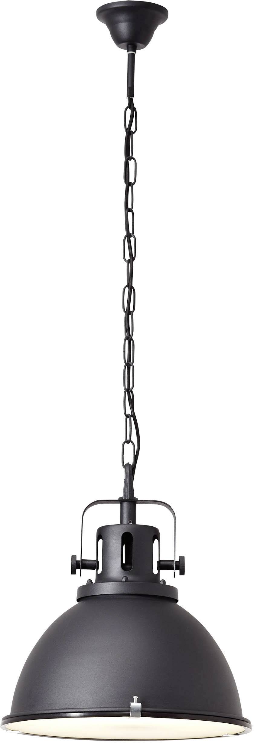Lampada a sospensione nera con sospensione a catena e paralume semisferico in metallo; illuminazione uniforme verso il basso.