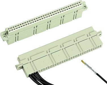 Due connettori verdi con più pin e cavi, uno con connessione, l'altro senza. Adatti per connessioni elettroniche.