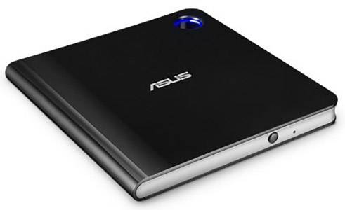 Dispositivo ASUS nero, piatto, quadrato con un elemento luminoso blu nell'angolo, probabilmente un masterizzatore Blu-ray esterno.