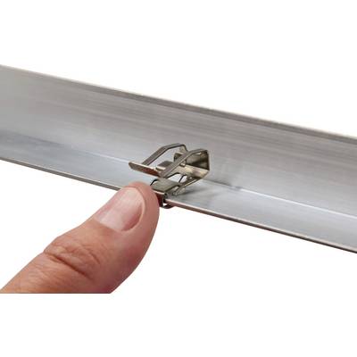 'Primo piano di un dito che blocca un clip metallico in una guida. Il clip mantiene un pezzo di metallo stabilmente fermo.'