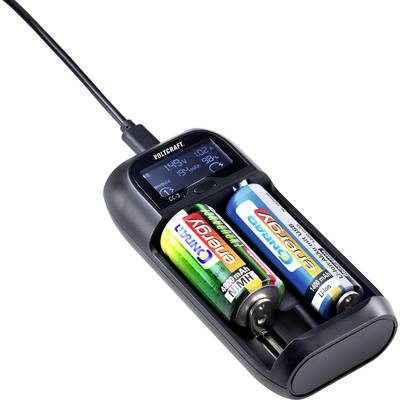 Un caricabatterie ricarica due batterie AA. Il display mostra la tensione corrente, l'intensità di corrente e lo stato di carica.