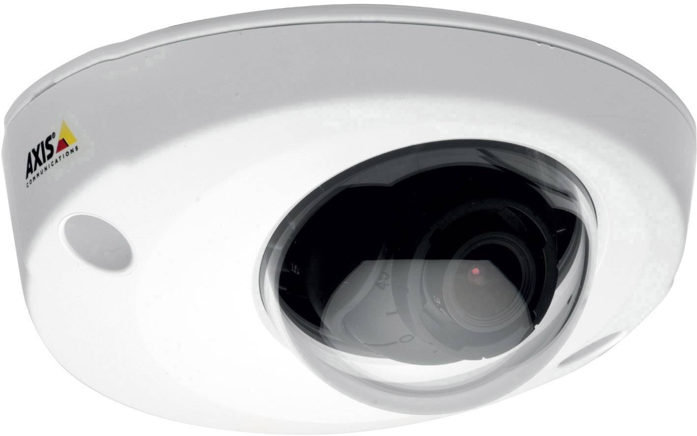 Telecamera di sorveglianza in un involucro bianco con cupola trasparente, obiettivo visibile.