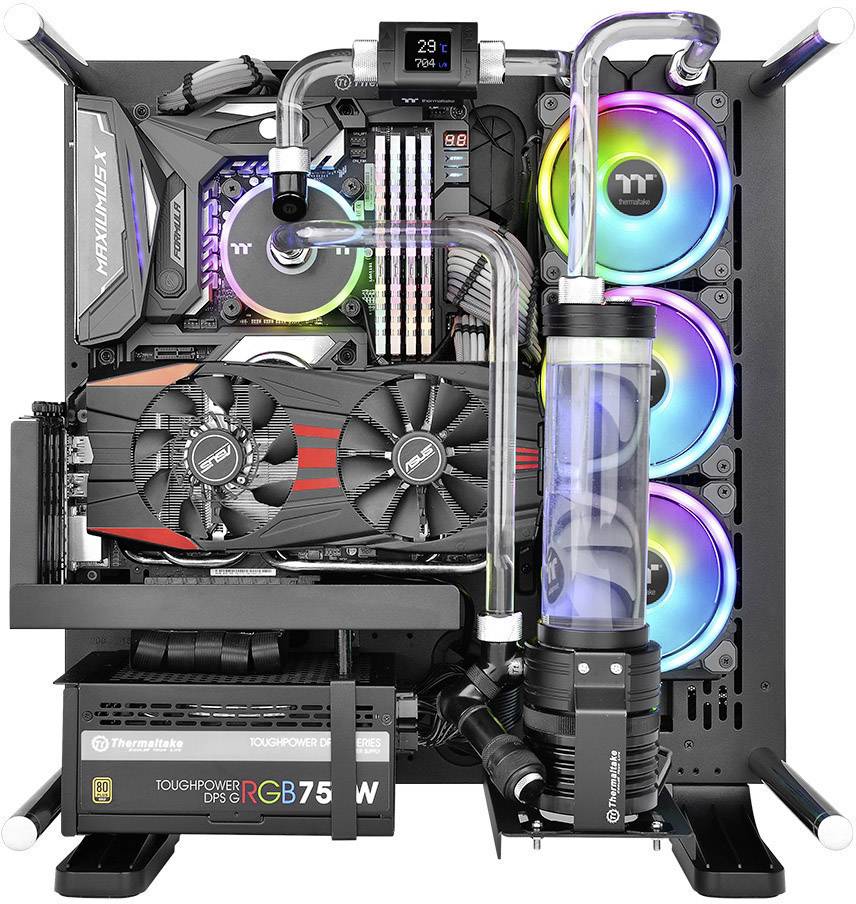 Un case per PC aperto con ventole RGB illuminate, raffreddamento a liquido e componenti hardware visibili. Display della temperatura in alto.
