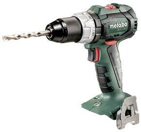 Trapano avvitatore a batteria verde con punte metalliche e impugnatura ergonomica, adatto per lavori su legno e metallo.