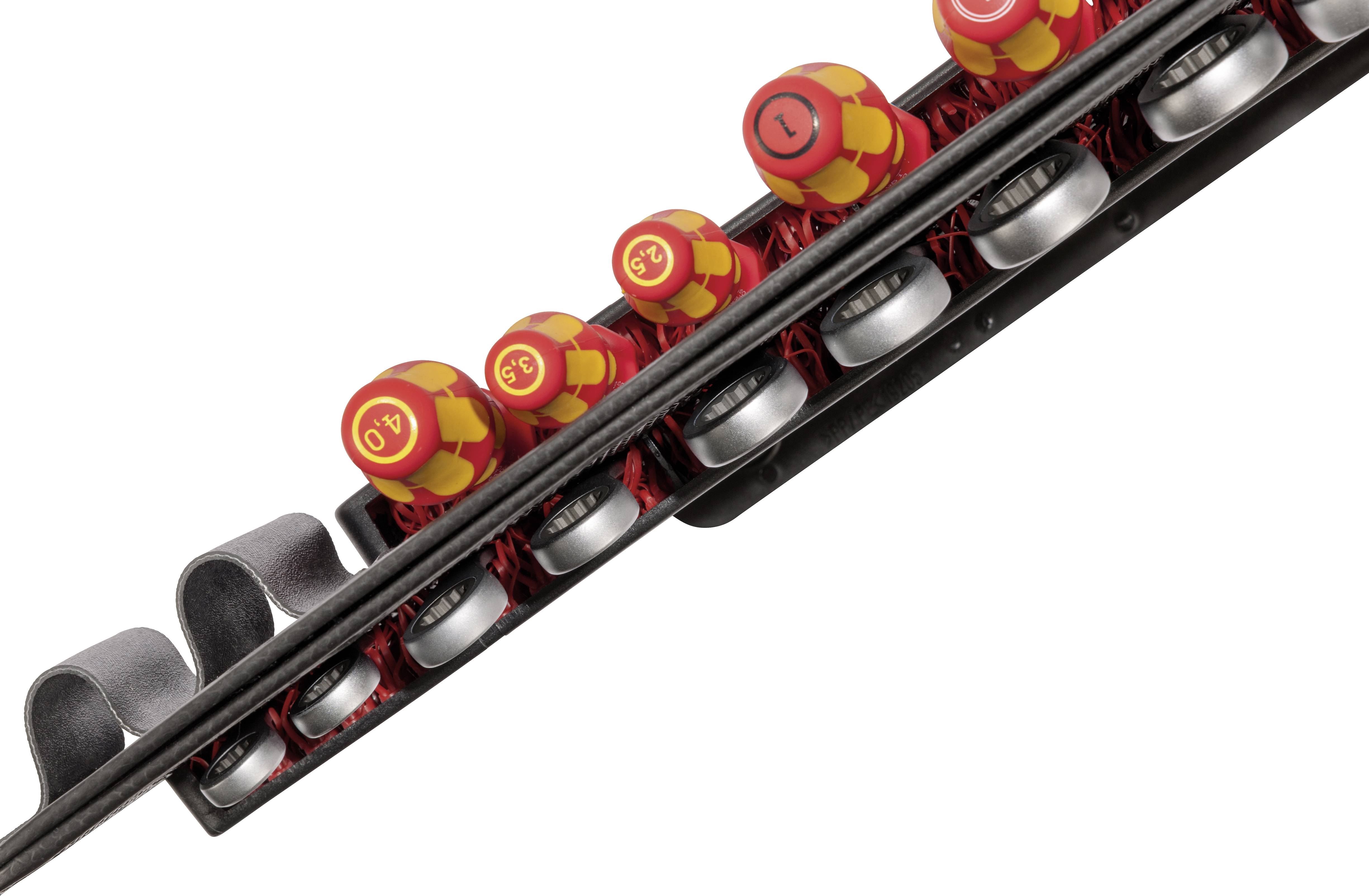 Un set di chip colorati per roulette con i valori '40', '5', '1' disposti su una rotaia nera.