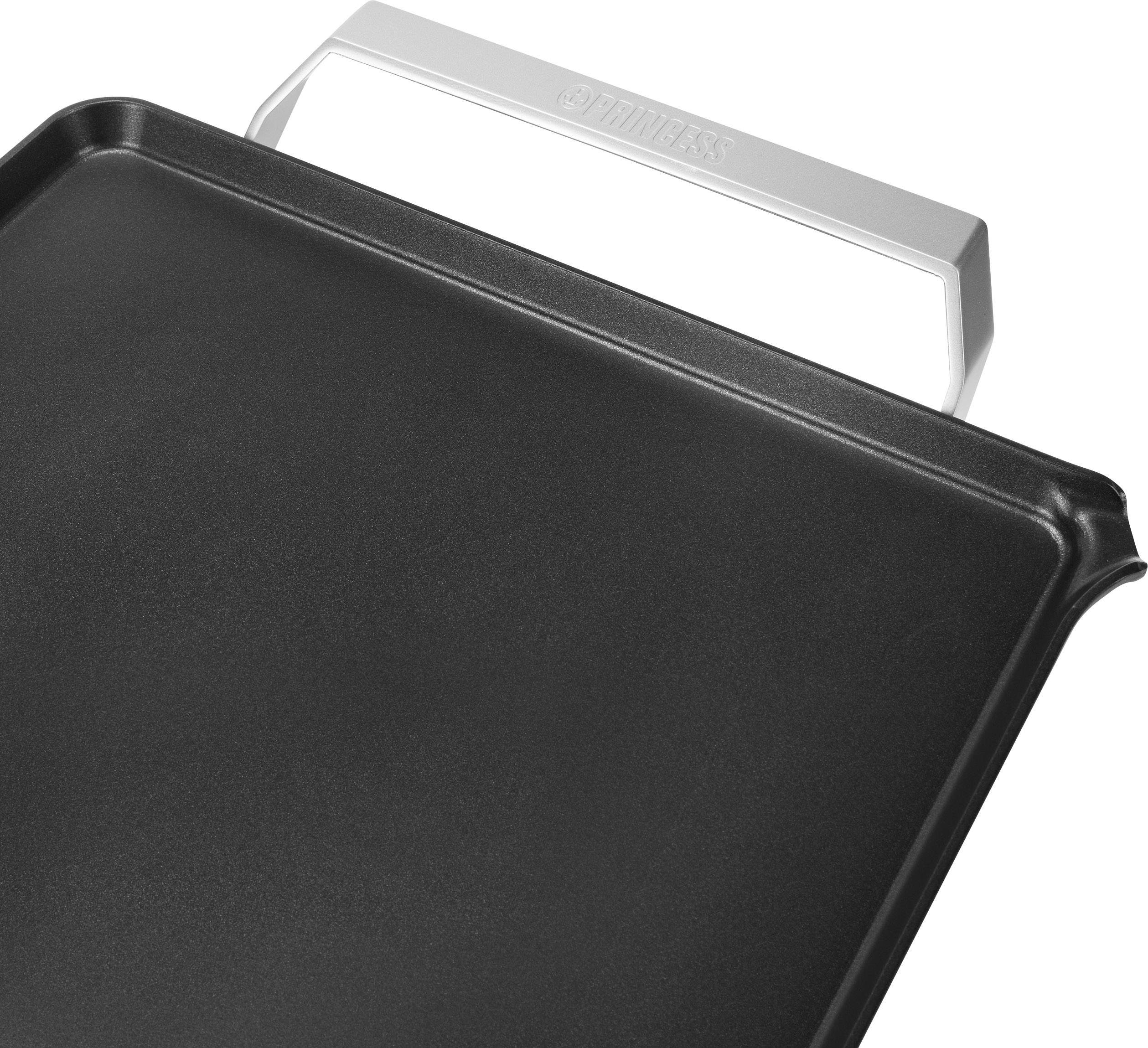 Una padella antiaderente nera per barbecue con un manico argentato sul bordo superiore, ideale per cucinare cibi alla griglia.