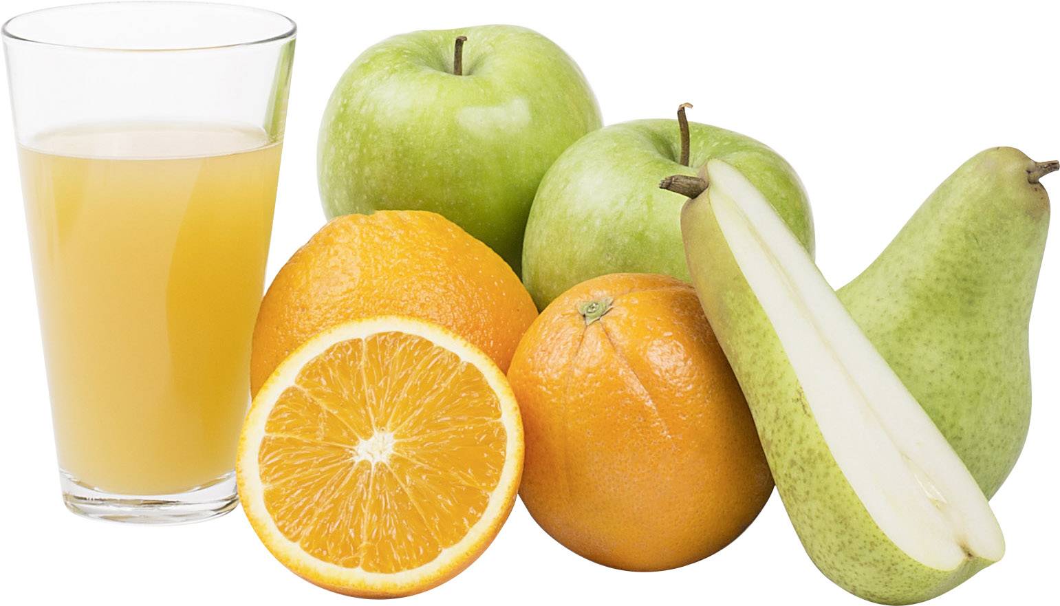Bicchiere di succo d'arancia accanto a una mela verde, due arance intere, un'arancia tagliata a metà e una pera verde tagliata a metà.