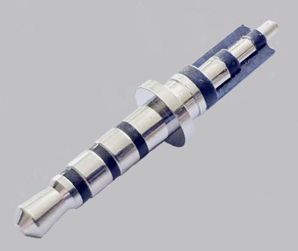 Adattatore di connettori con anelli metallici e neri, utilizzato per connessioni audio e ricarica in dispositivi elettronici.