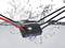 Un dispositivo elettronico con la scritta '30A' è parzialmente immerso in acqua per dimostrare la sua resistenza all'acqua.