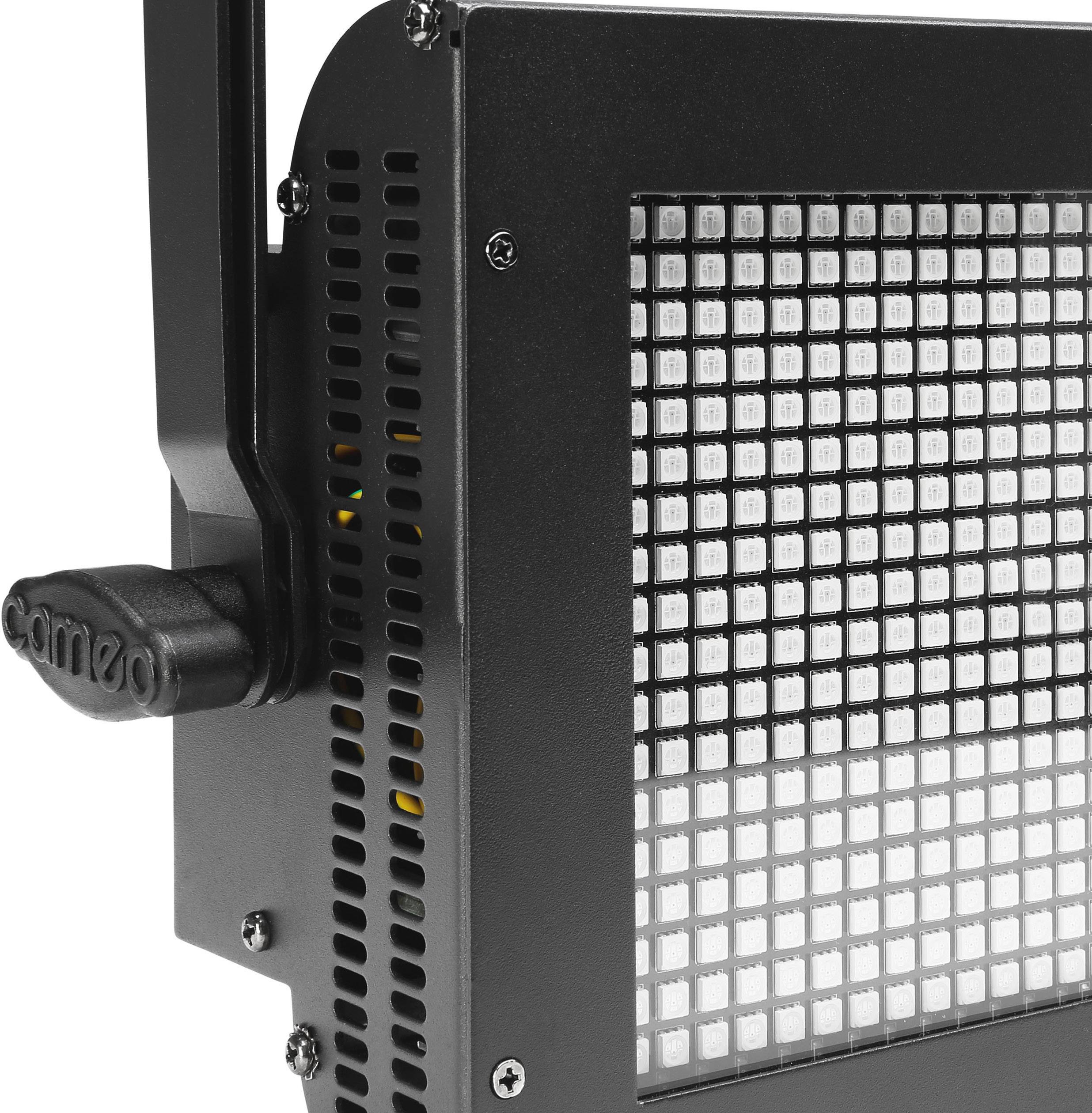 Lampada LED nera con griglia rettangolare, vista lateralmente. È adatta per illuminazione scenica o illuminazione di effetto.