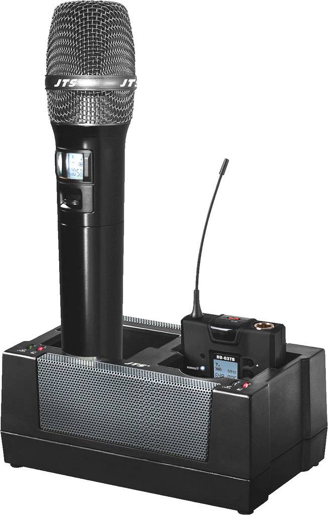 Microfono con ricevitore wireless su una stazione di ricarica.