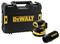 Un set di attrezzi DeWalt con un levigatrice orbitale, un accessorio aspirapolvere e una valigetta nera con il logo giallo DeWalt.