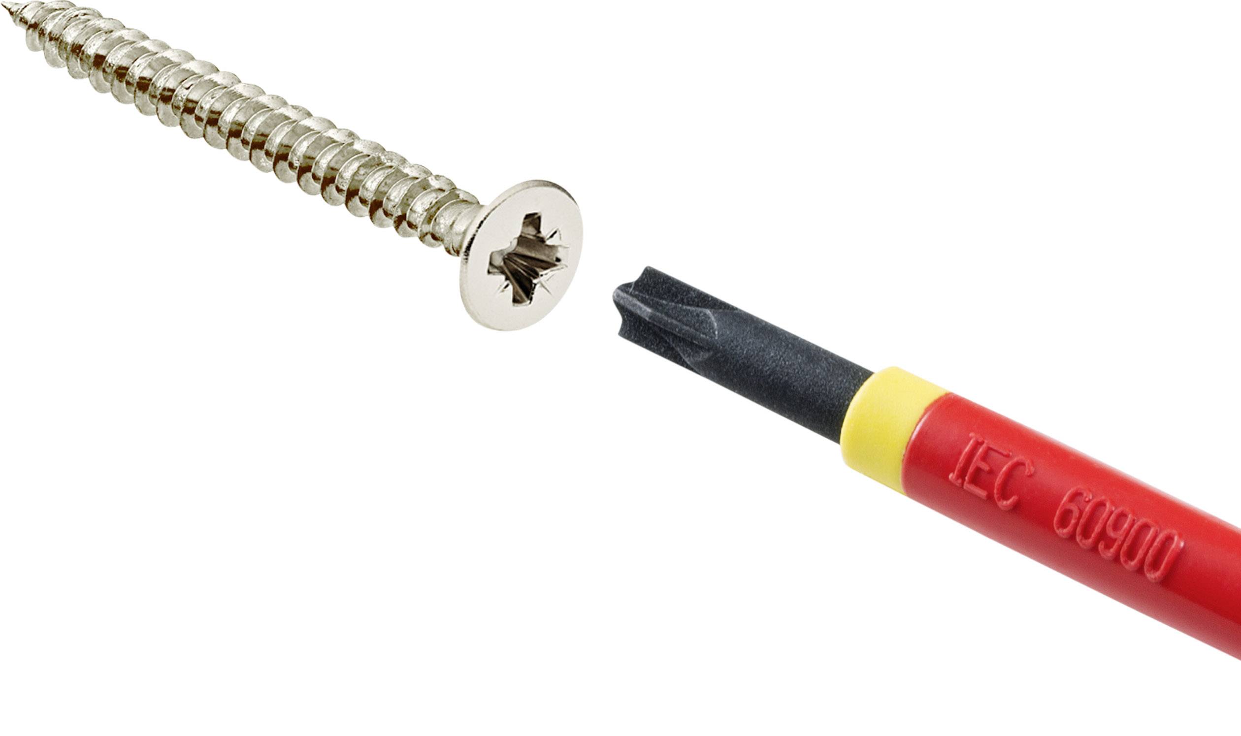Un cacciavite a croce rosso-giallo (contrassegnato con 'IEC 60900') accanto a una vite in ottone dorato.