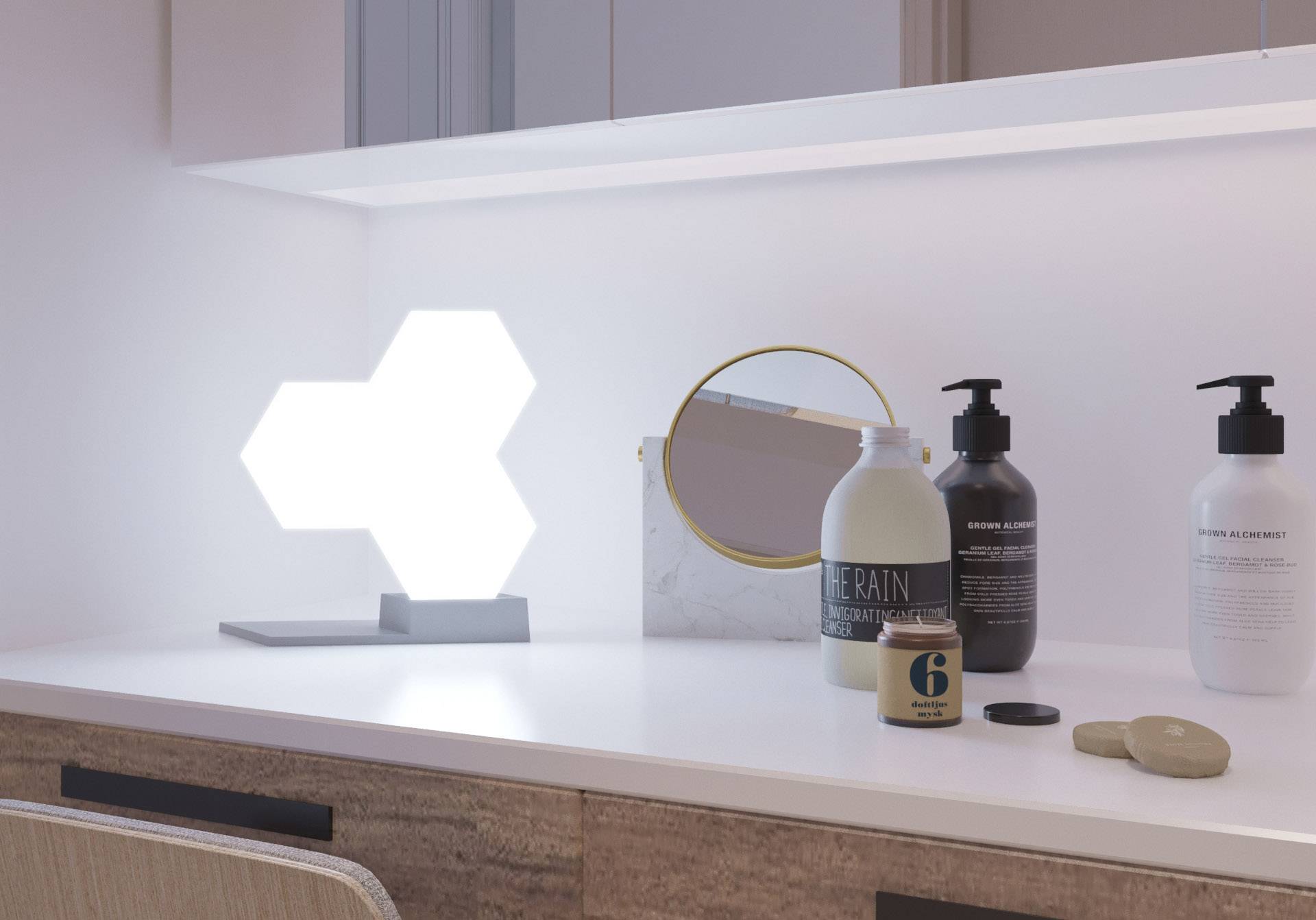 Una mensola del bagno con diversi prodotti per la cura, uno specchio rotondo e una lampada esagonale illuminata sullo sfondo.