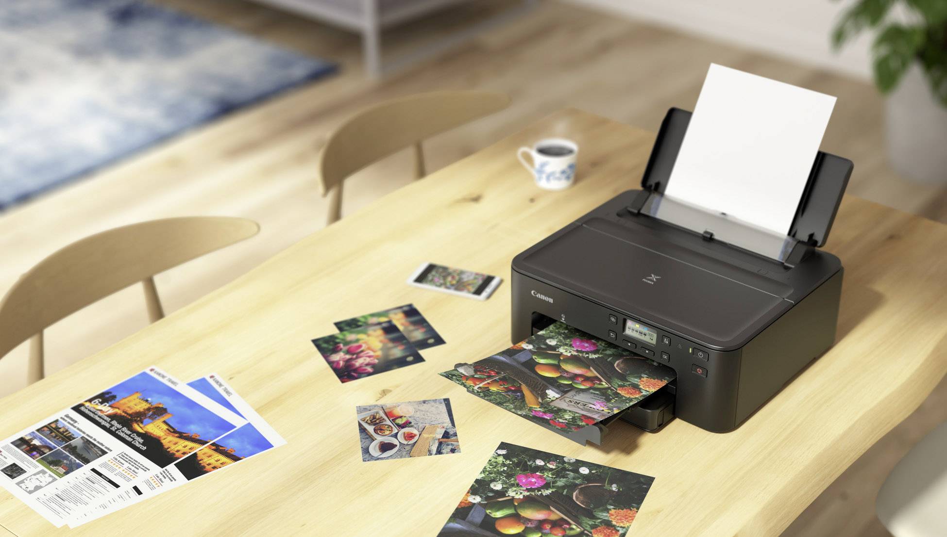 Una stampante su un tavolo sta stampando foto a colori. Altre immagini già stampate sono sparse sul tavolo. Sullo sfondo, sfocato, un ambiente luminoso.