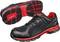 Scarpe sportive nere con accenti rossi e suola antiscivolo. Design moderno con lacci, adatte ad attività sportive.