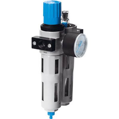 Un dispositivo di filtrazione dell'aria con regolatore blu, manometro e involucro argentato, utilizzato per il controllo della pressione e la filtrazione in sistemi pneumatici.