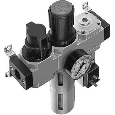 Un regolatore di pressione con manometro per misurare la pressione nei sistemi pneumatici. Contiene valvole per controllare il flusso dell'aria.