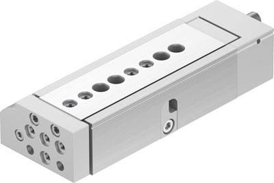 Un pistone pneumatico color argento con multiple aperture circolari sulla superficie superiore, utilizzato per controllare movimenti lineari.