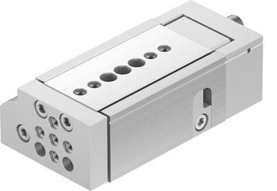 Cilindro lineare pneumatico compatto con multipli punti di fissaggio, adatto per movimenti automatizzati in applicazioni industriali.