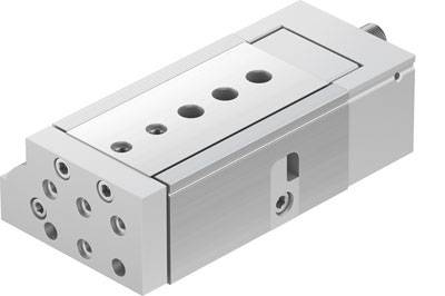 Un componente metallico ad angolo retto con diversi fori circolari e punti di fissaggio, probabilmente un elemento meccanico.