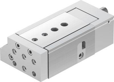 Cilindro pneumatico metallico con molteplici attacchi e fori, utilizzato per il controllo dei movimenti nelle macchine.