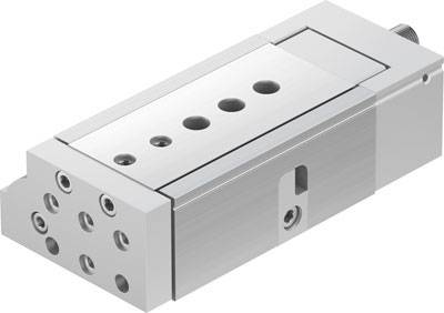 Un cilindro metallico rettangolare con più aperture che potrebbero essere utilizzate per applicazioni pneumatiche o idrauliche.
