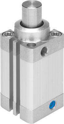 Cilindro pneumatico in argento con un raccordo blu. Viene utilizzato in applicazioni industriali per il controllo dei movimenti.