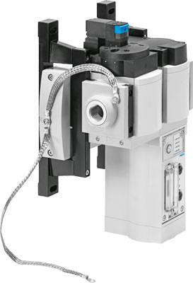 Una valvola pneumatica con superficie grigio argento e accenti neri, collegata a un cavo intrecciato, su sfondo bianco.