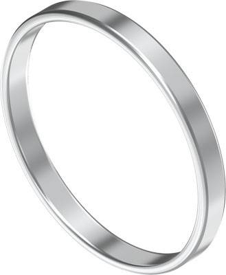Un semplice anello d'argento con profilo tondo, simbolo di semplicità ed eleganza.