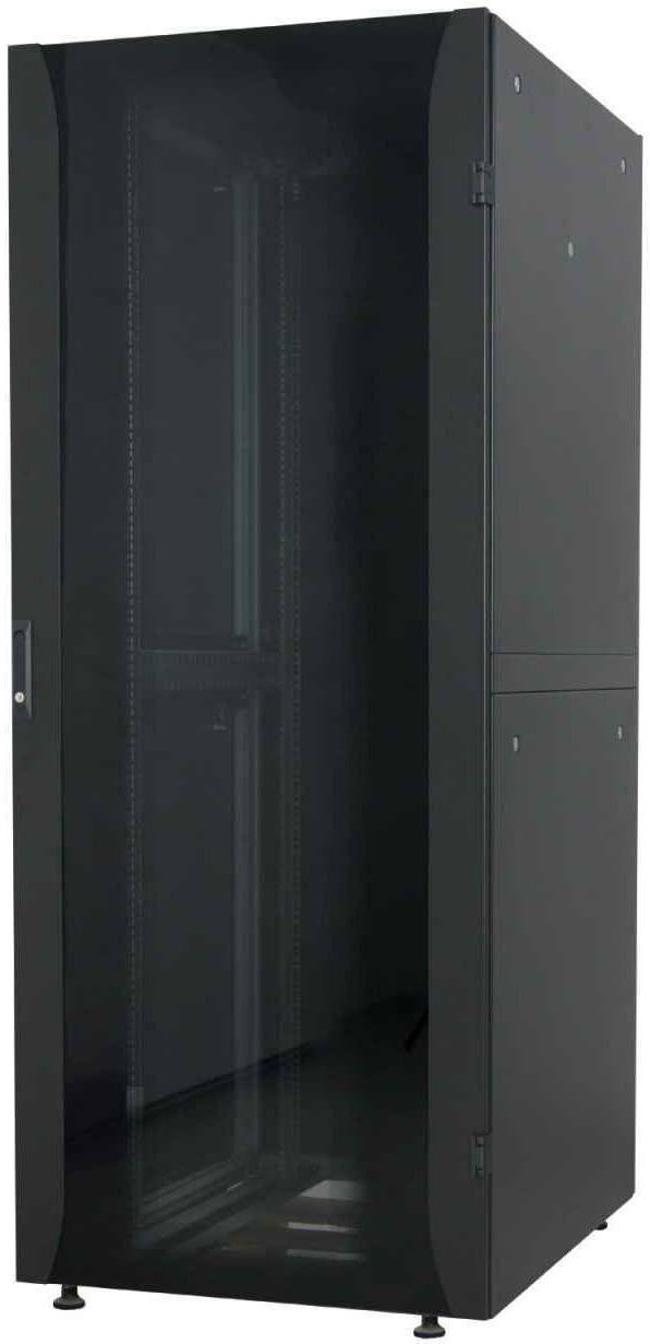 Armadio rack per server nero con porta in vetro, in piedi in una stanza. Adatto per alloggiare componenti IT in data center.