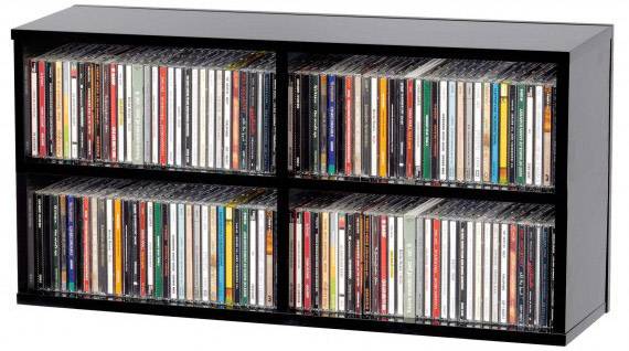 Uno scaffale con quattro ripiani, stracolmo di CD nei loro contenitori. I CD sono disposti fitti l'uno accanto all'altro, con i loro colorati retri ben visibili.