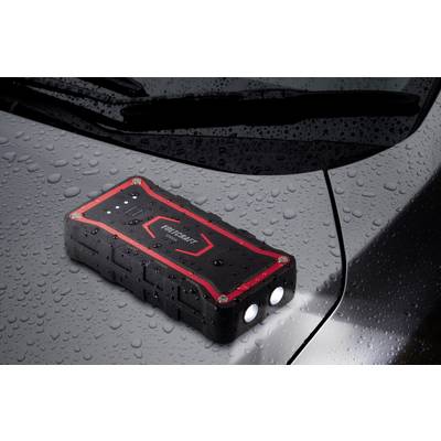 Un dispositivo portatile di avviamento per batteria auto nero con accenti rossi e luci LED è posizionato sul cofano bagnato di un'automobile.