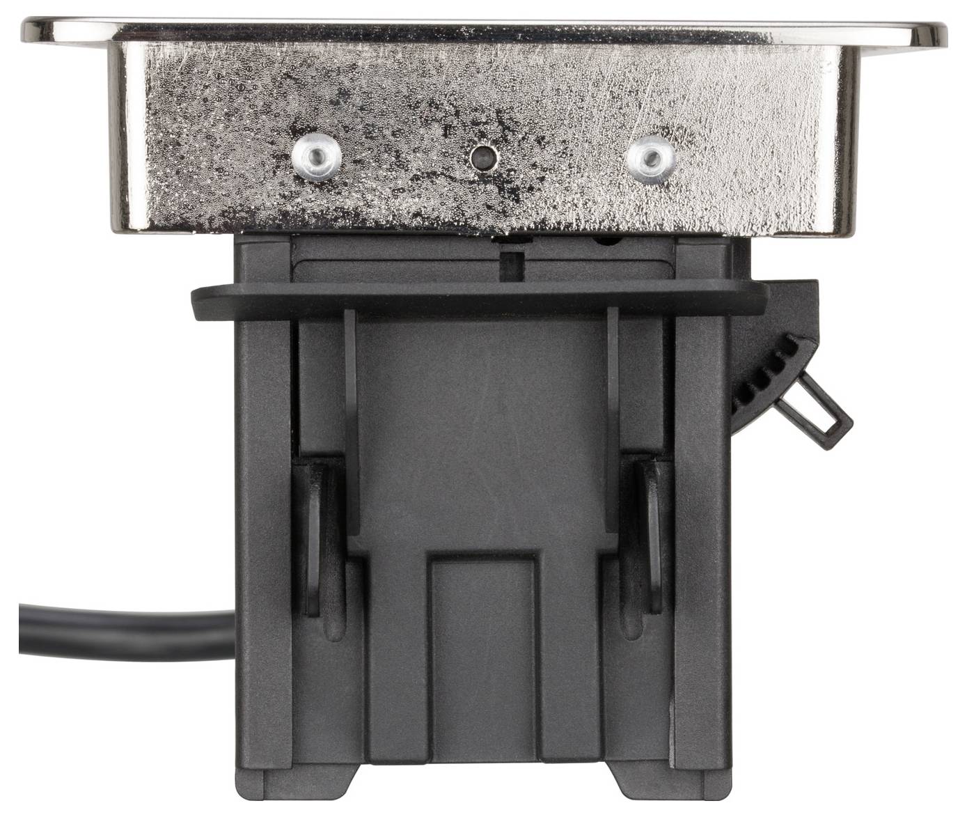 Primo piano di un connettore elettrico nero o spina con una piastra metallica superiore e cavo collegato, mostrato su uno sfondo bianco.