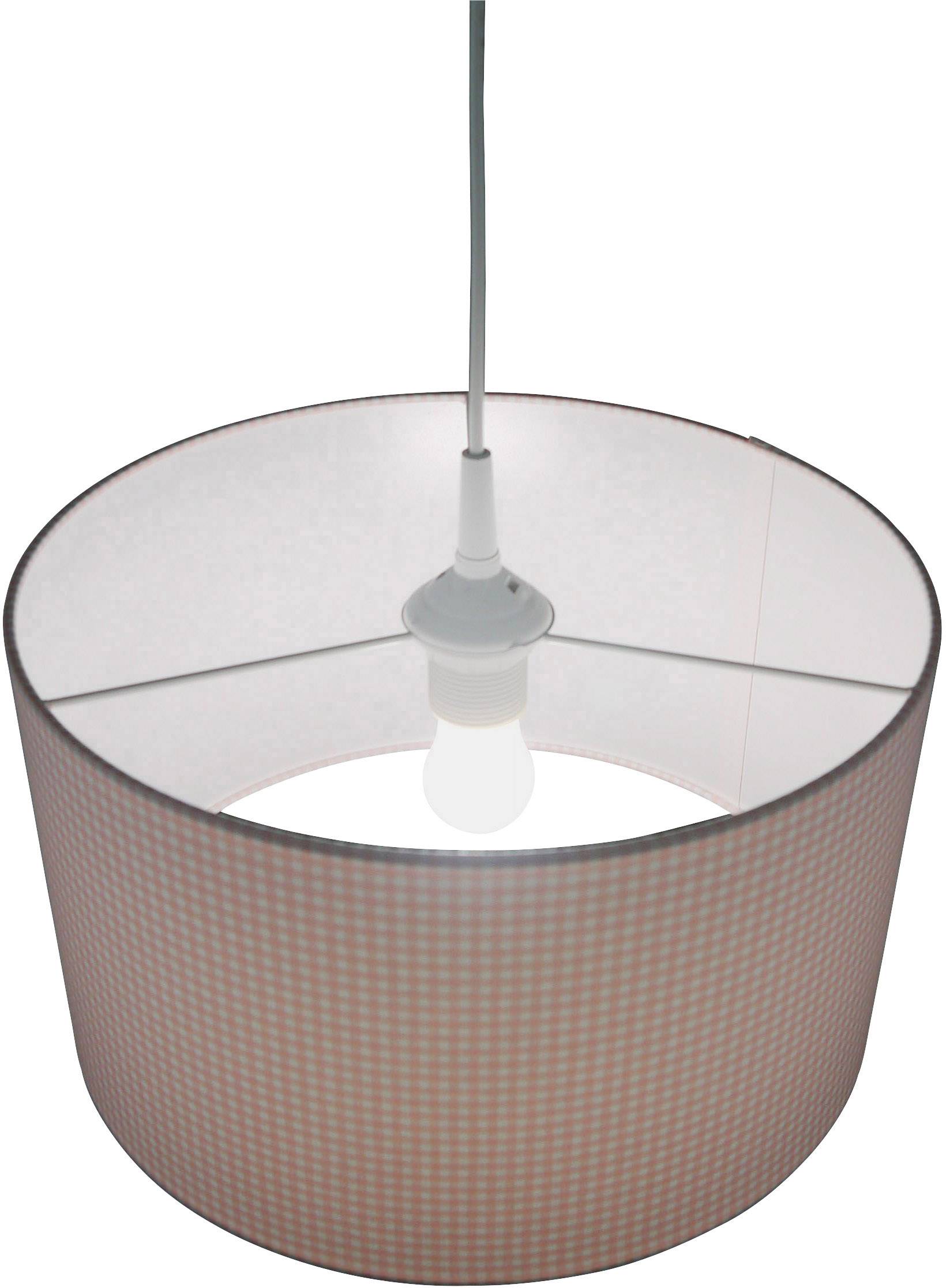 Un lampadario a sospensione con un paralume rotondo a quadretti e una lampadina visibile al centro.