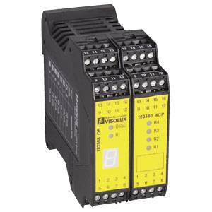 Dispositivo elettronico con più connessioni ed etichette gialle, probabilmente un componente di sicurezza per il controllo in impianti industriali.