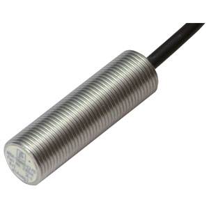 Sensore induttivo cilindrico in metallo con connessione a cavo per il rilevamento di oggetti, principalmente utilizzato in applicazioni industriali.