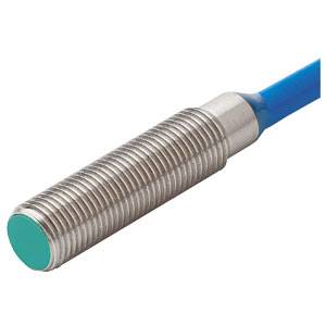 Sensore cilindrico con connessione cavo blu, custodia in acciaio inossidabile e testa sensore verde, per il rilevamento di oggetti.