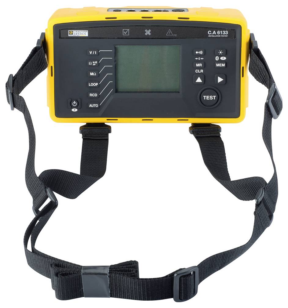 Un dispositivo di test elettrico giallo con display nero, pulsanti e cinghia da trasporto. Viene utilizzato per misurare parametri elettrici.