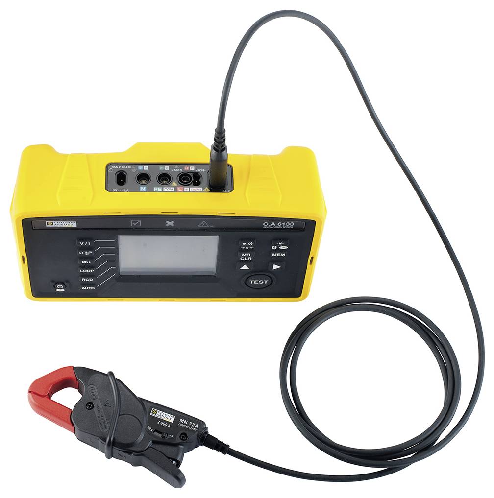 Dispositivo di misurazione elettrico giallo con display digitale e sensore a pinza collegato per la misurazione precisa della tensione.